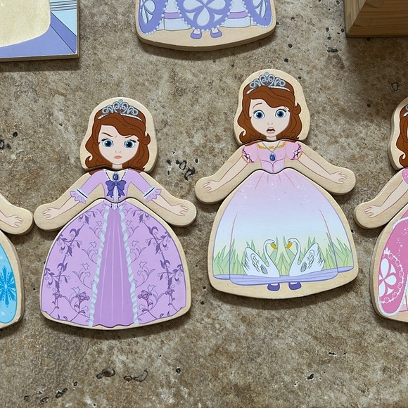 Melissa and Doug Sophia the first wooden mix and match dress up toy - Picture 4 of 9